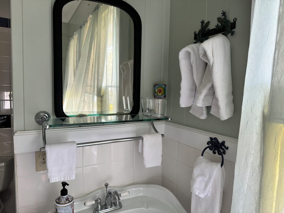 Standard Double Room, Ensuite (Sunrise Room) | Pillowtop beds, iron/ironing board, free WiFi, bed sheets