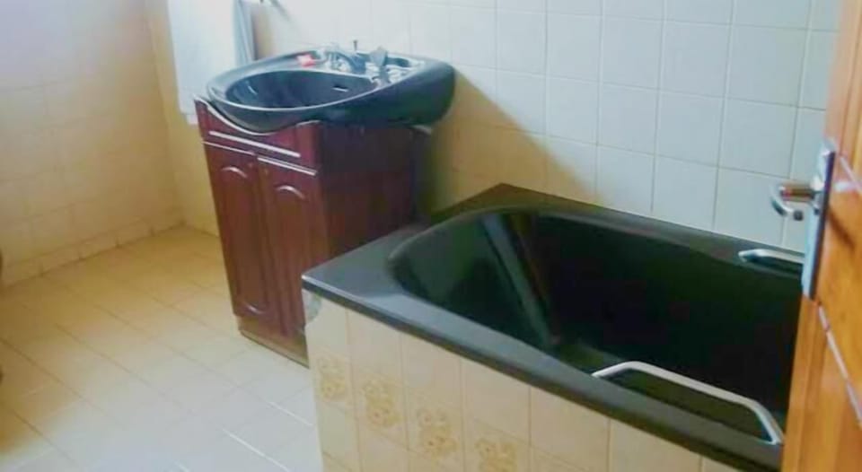 Shower, free toiletries, towels