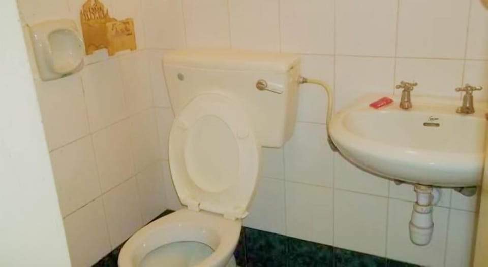 Shower, free toiletries, towels