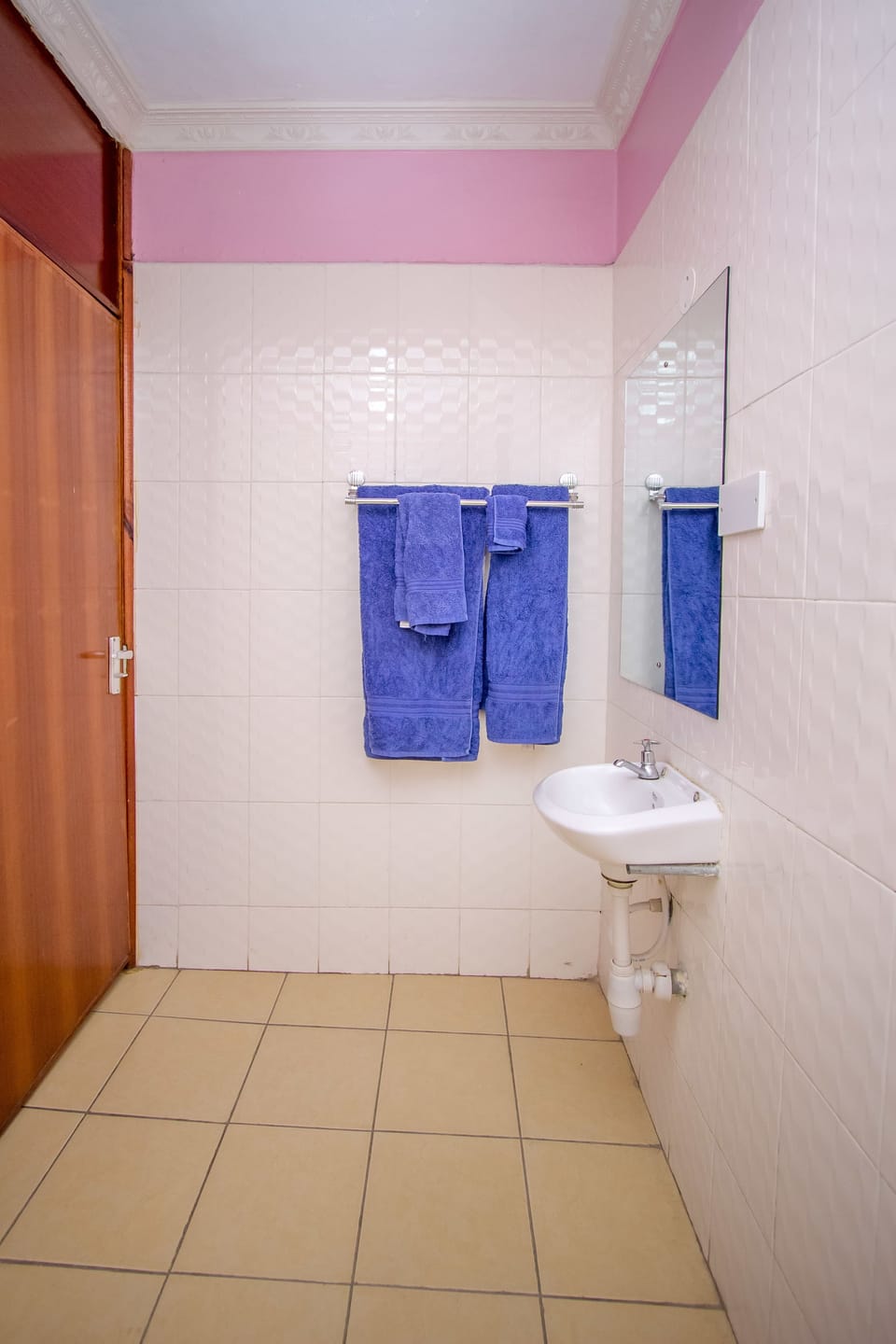 Shower, free toiletries, towels