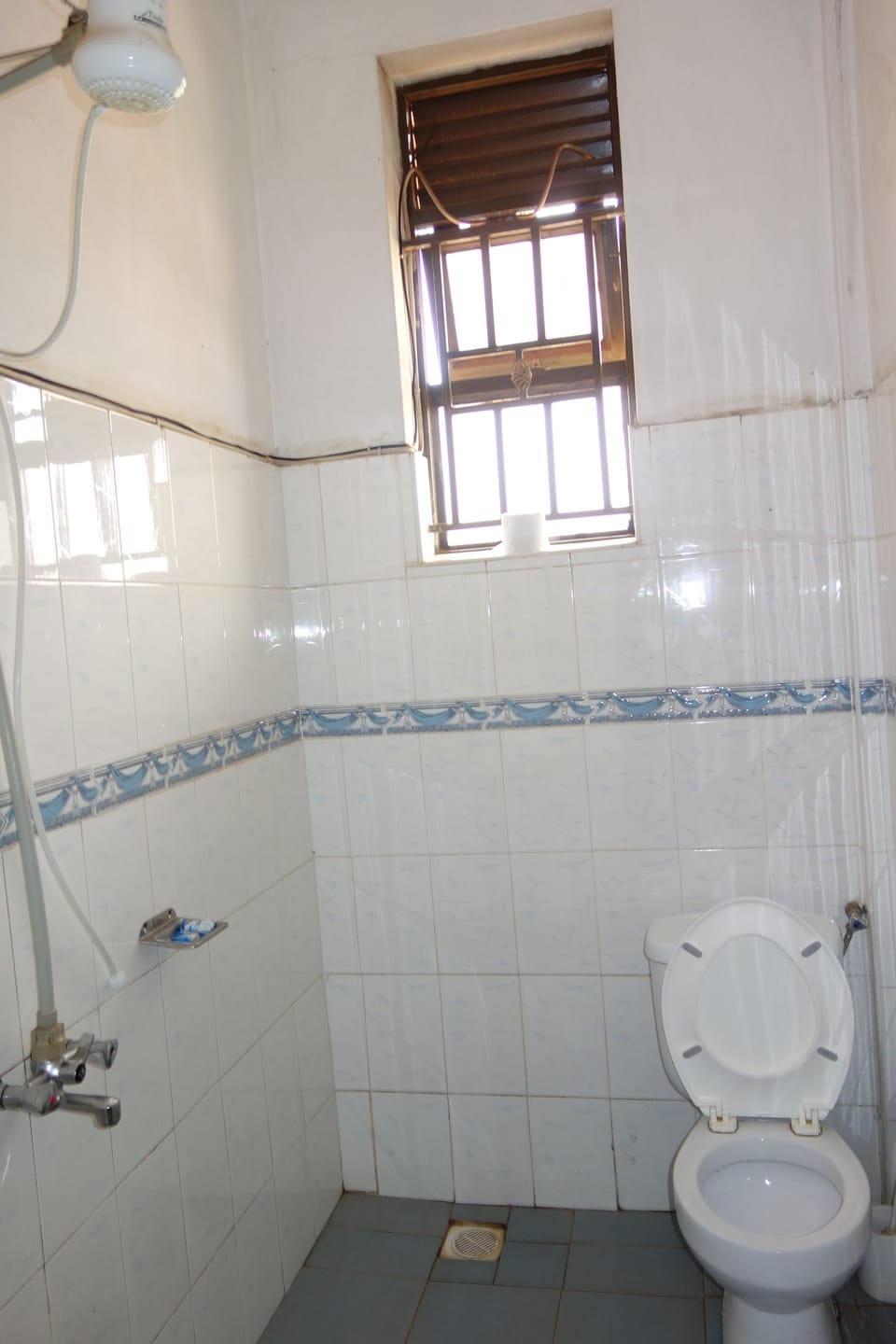 Shower, rainfall showerhead, free toiletries, towels