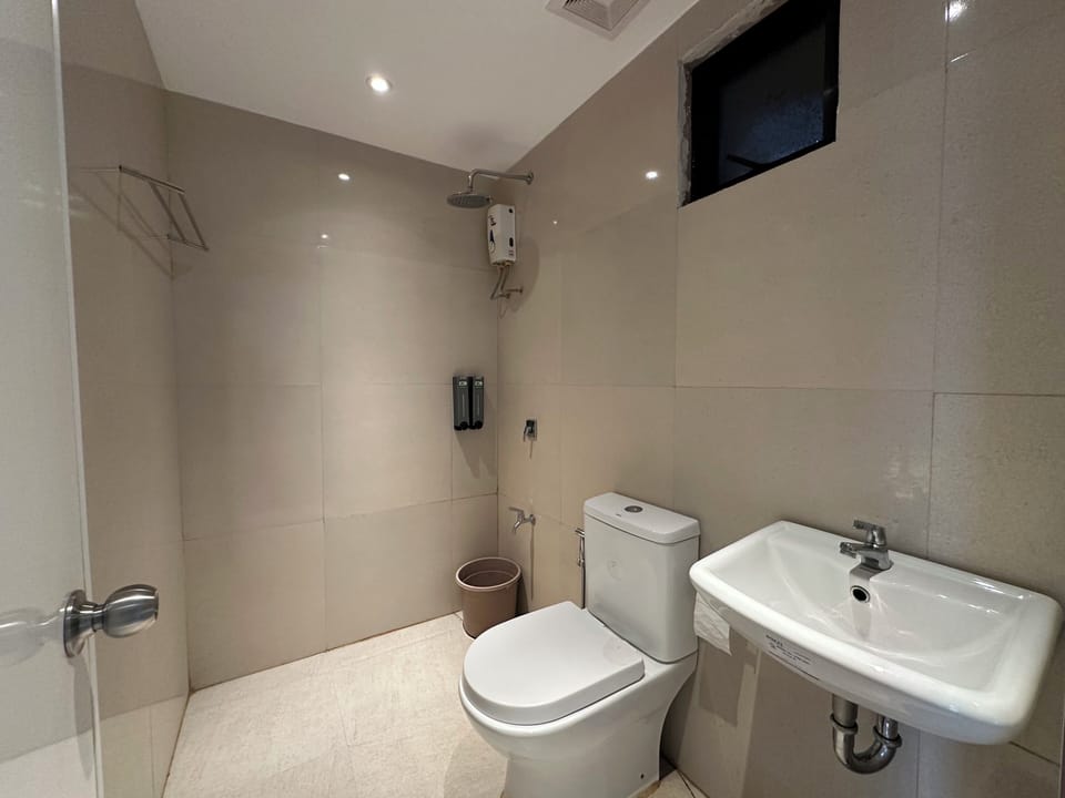 Standard Room, 1 Double Bed | Bathroom | Shower, rainfall showerhead, free toiletries, bidet