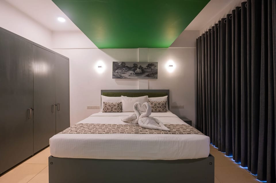 Deluxe Double Room | Premium bedding, in-room safe, desk, laptop workspace