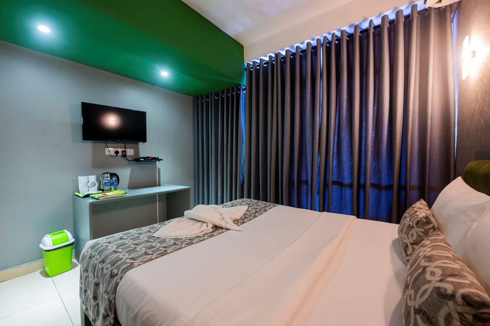 Deluxe Double Room | Premium bedding, in-room safe, desk, laptop workspace