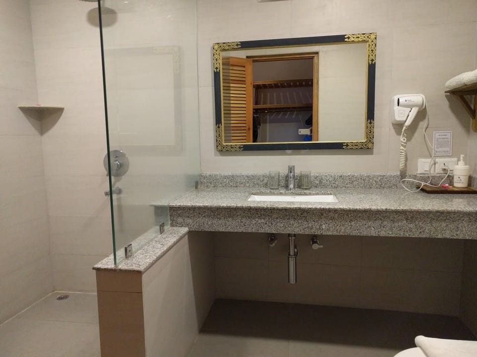 Standard Double or Twin Room, 1 Bedroom | Bathroom | Combined shower/tub, free toiletries, towels