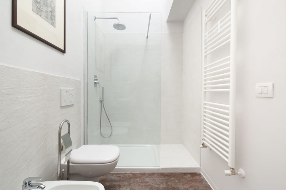 Deluxe Double Room | Bathroom | Shower, free toiletries, bidet, towels