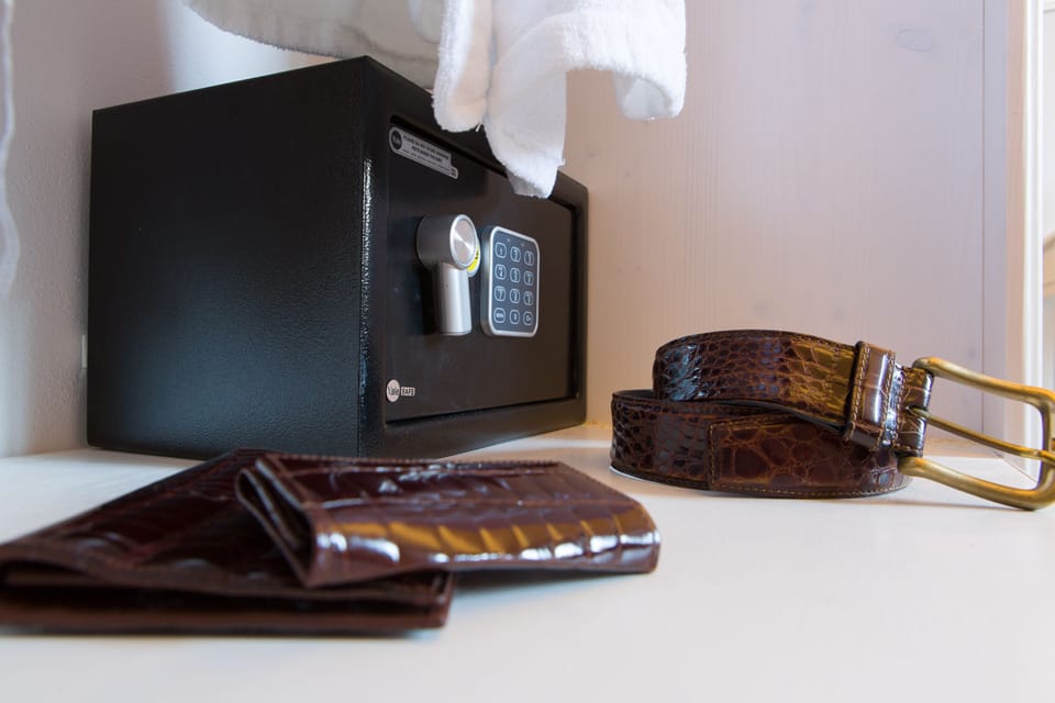 Deluxe Double Room | Safe
