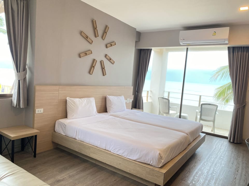 Deluxe Room Sea Front | In-room safe, free WiFi, bed sheets