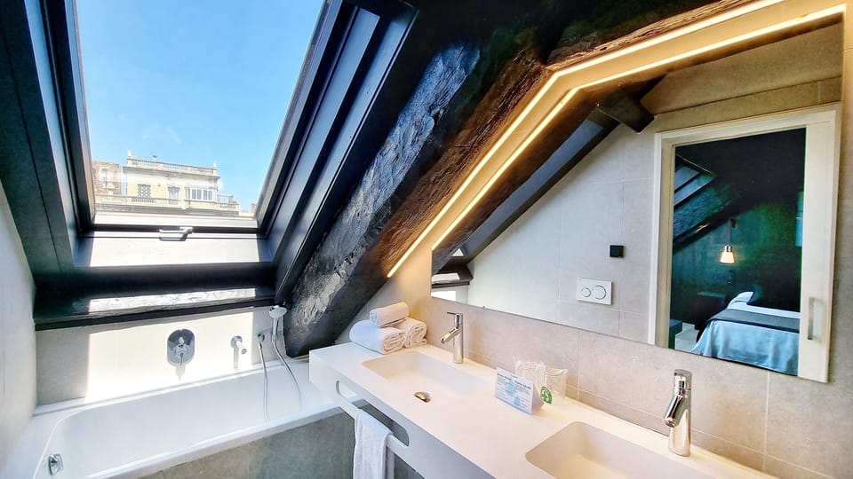 Double Penthouse | Bathroom | Shower, free toiletries, hair dryer, towels