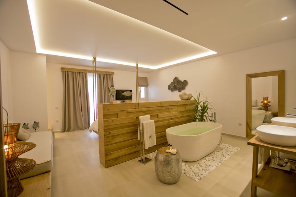 Suite, Private Pool | Bathroom | Shower, rainfall showerhead, free toiletries, hair dryer