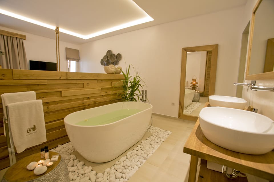 Suite, Private Pool | Bathroom | Shower, rainfall showerhead, free toiletries, hair dryer