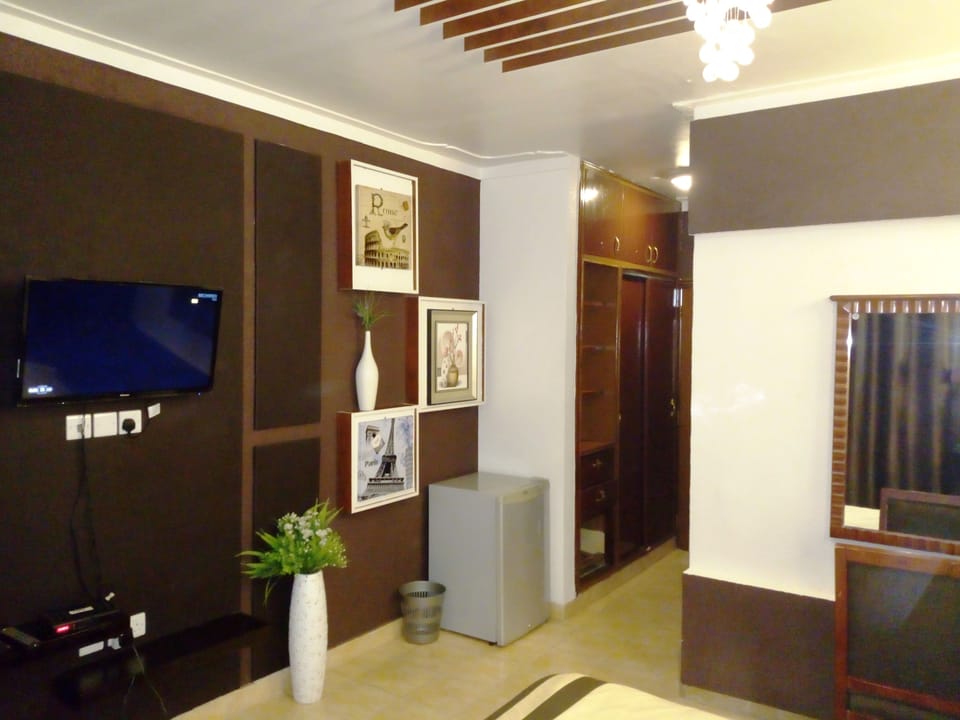 Suite | In-room safe, desk, soundproofing, free WiFi