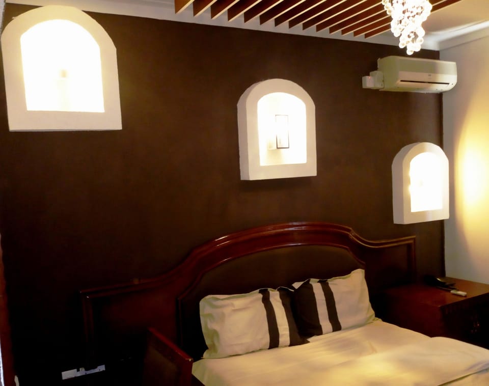 Suite | In-room safe, desk, soundproofing, free WiFi