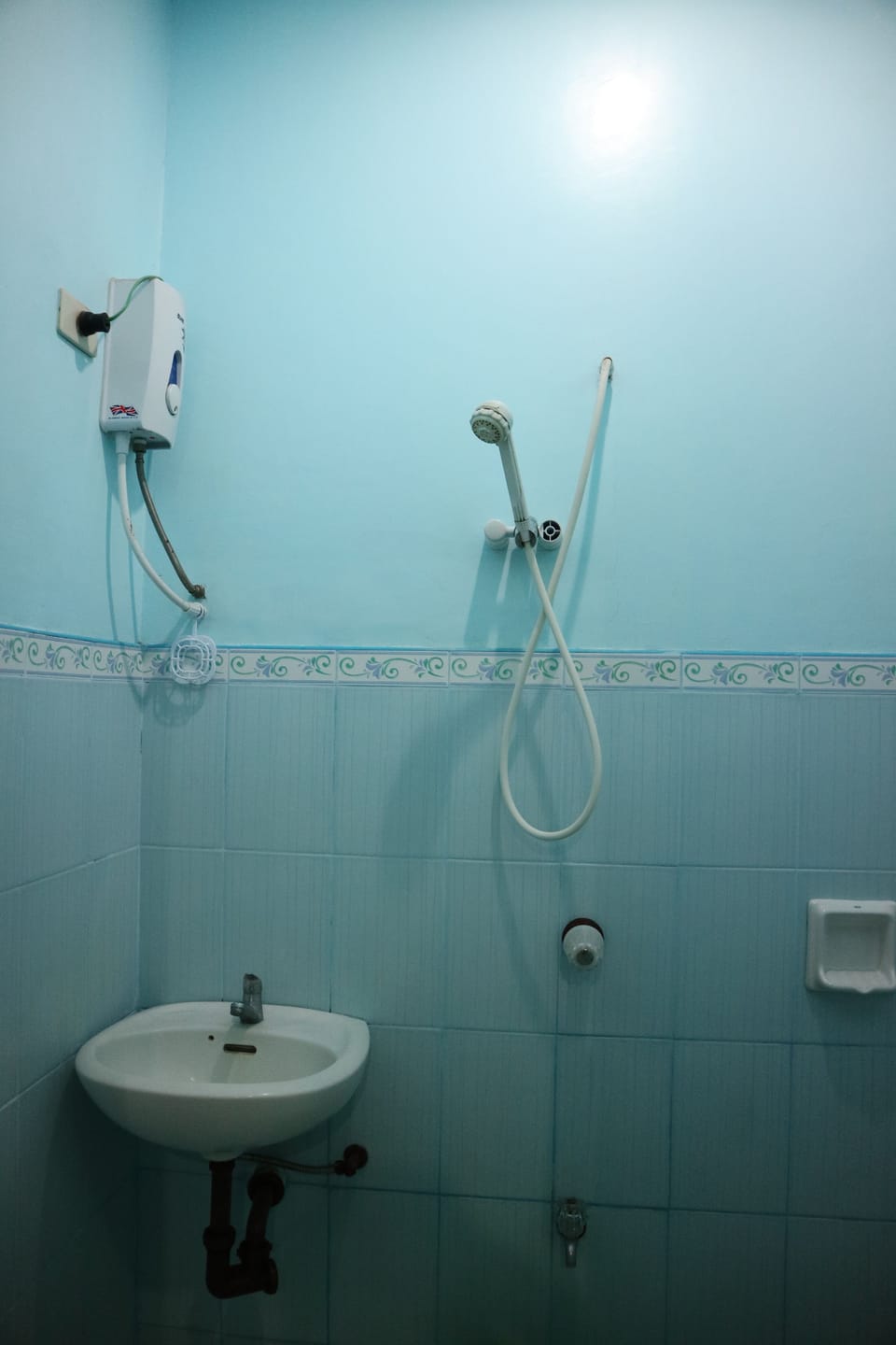 Standard Room | Bathroom | Shower, free toiletries, hair dryer (on request), towels