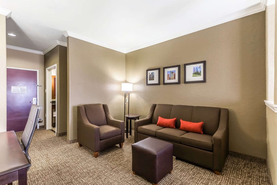 Premium bedding, in-room safe, individually furnished, desk