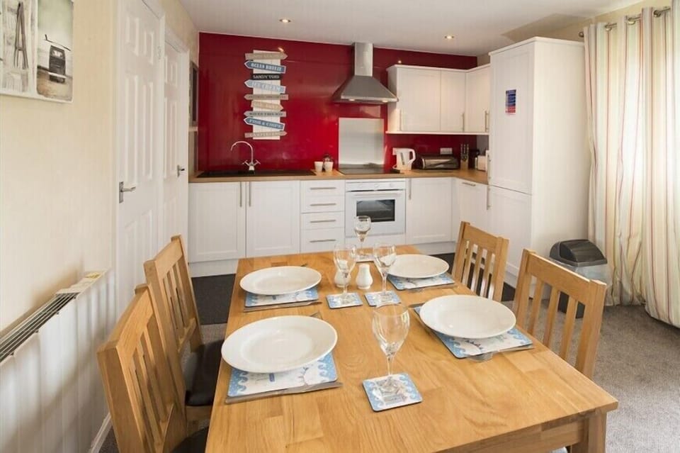 3 Bed Silver Chalet | Private kitchen | Microwave, oven, stovetop, dishwasher