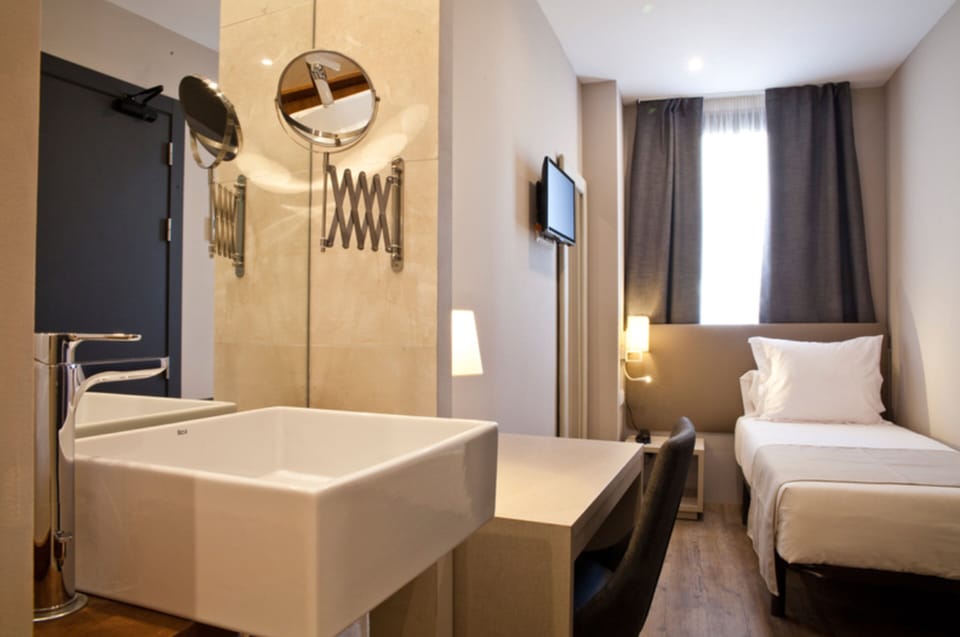 Standard Single Room | In-room safe, desk, blackout drapes, soundproofing