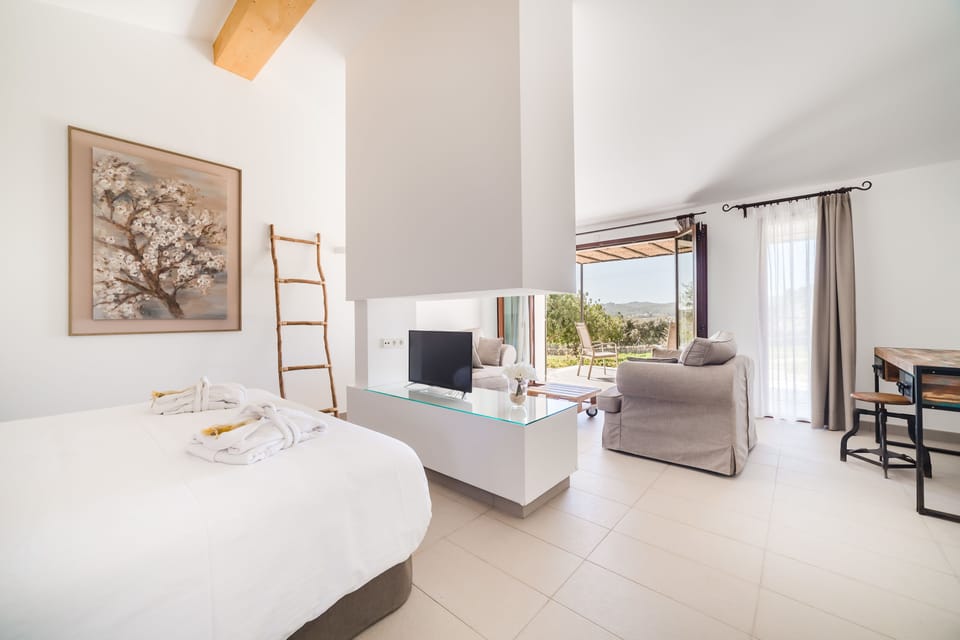 Premium Suite | Down comforters, in-room safe, individually decorated