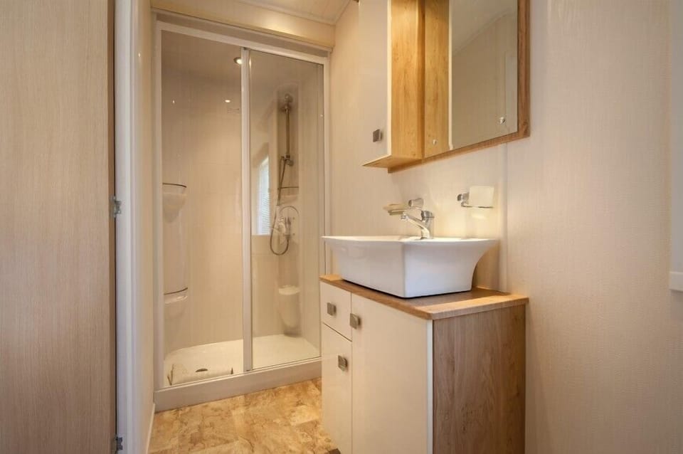 Room, 3 Bedrooms (Gold Lodge) | Bathroom