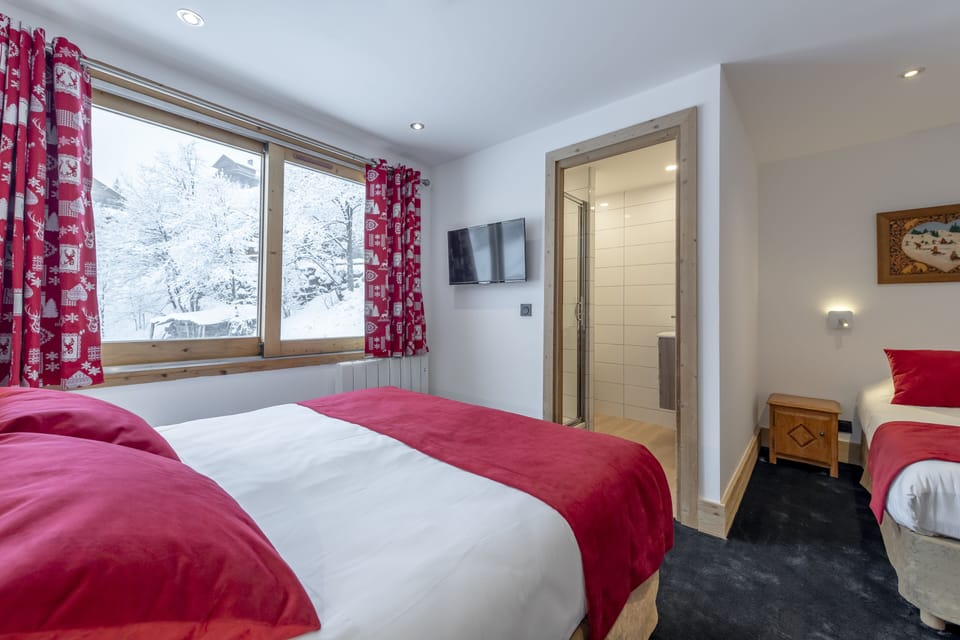 Classic Triple Room | In-room safe, blackout drapes, free WiFi, bed sheets