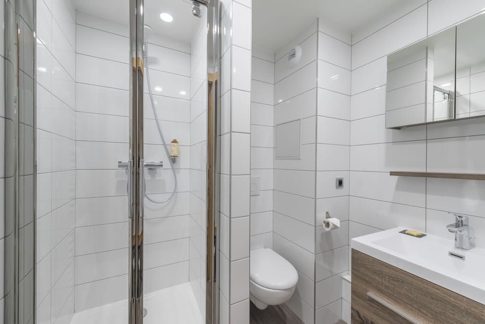Classic Triple Room | Bathroom shower
