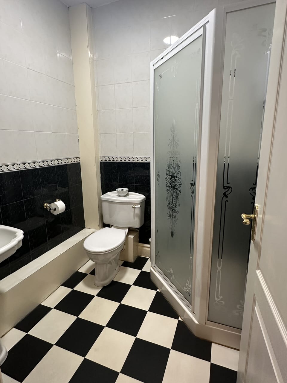 Standard Double Room | Bathroom | Shower, hair dryer, towels