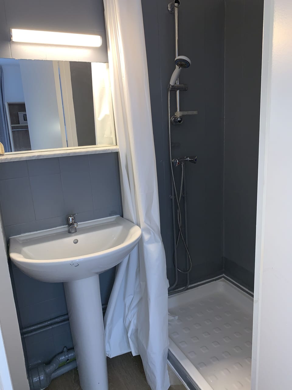 Single Room | Bathroom | Shower, towels