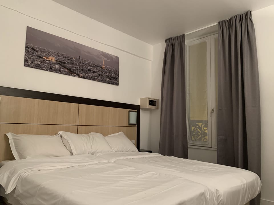 Twin Room | Minibar, in-room safe, soundproofing, free WiFi