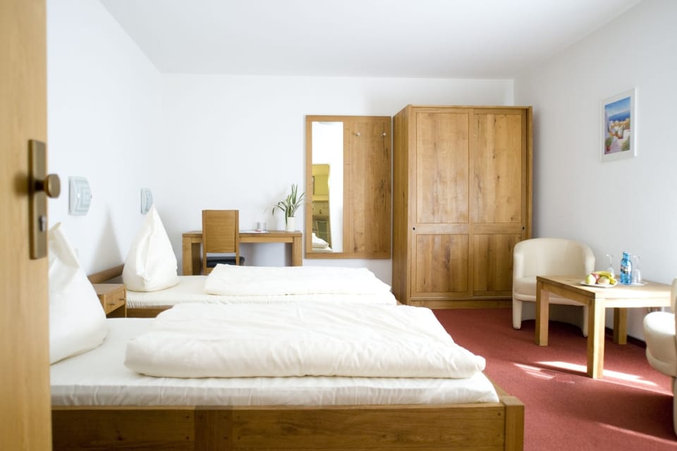 Twin Room | Desk, iron/ironing board, free WiFi, bed sheets