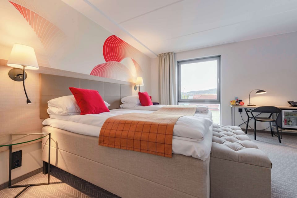 Suite (Master) | Hypo-allergenic bedding, desk, laptop workspace, free WiFi