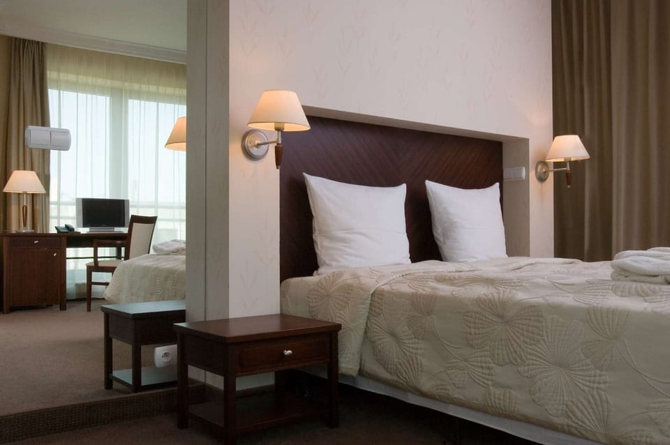 Deluxe Double Room | Minibar, desk, iron/ironing board, rollaway beds