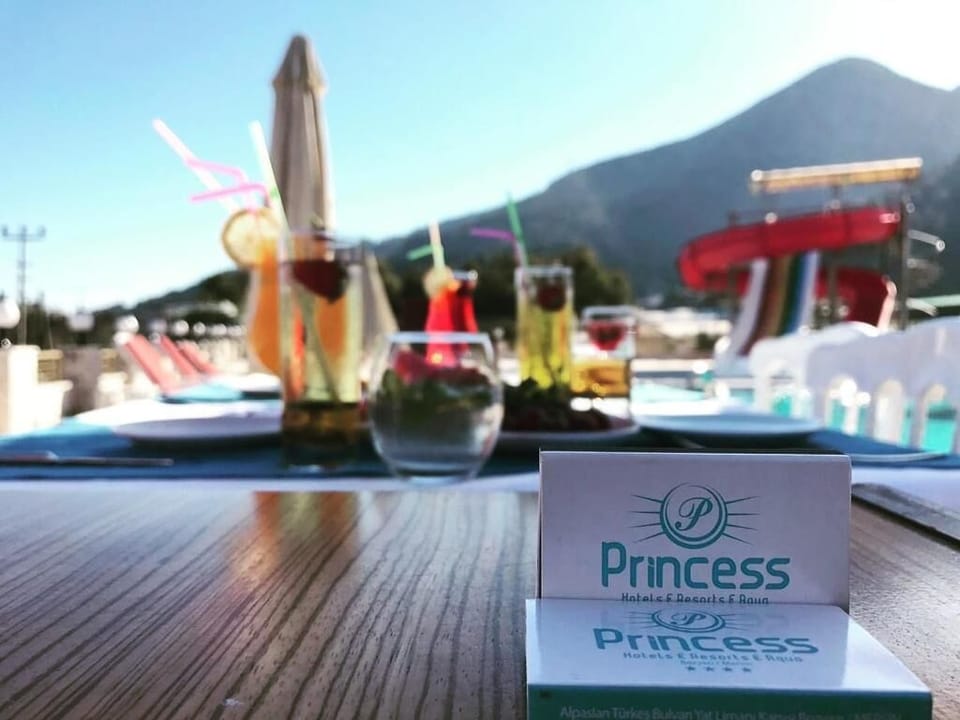3 restaurants; breakfast, lunch, and dinner served