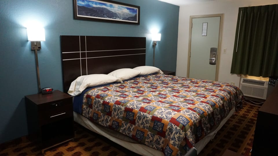 Room, 1 King Bed, Non Smoking | Desk, iron/ironing board, free WiFi, bed sheets