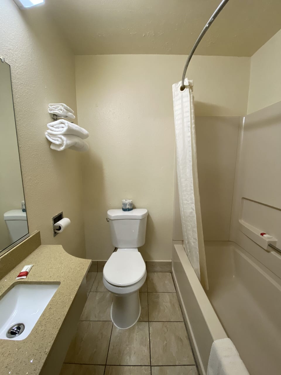 Combined shower/tub, hair dryer, towels