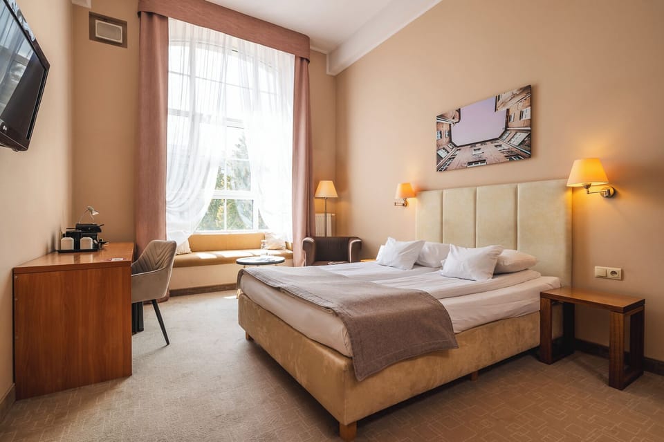 Premium Room, 1 Queen Bed | Desk, laptop workspace, iron/ironing board, free cribs/infant beds