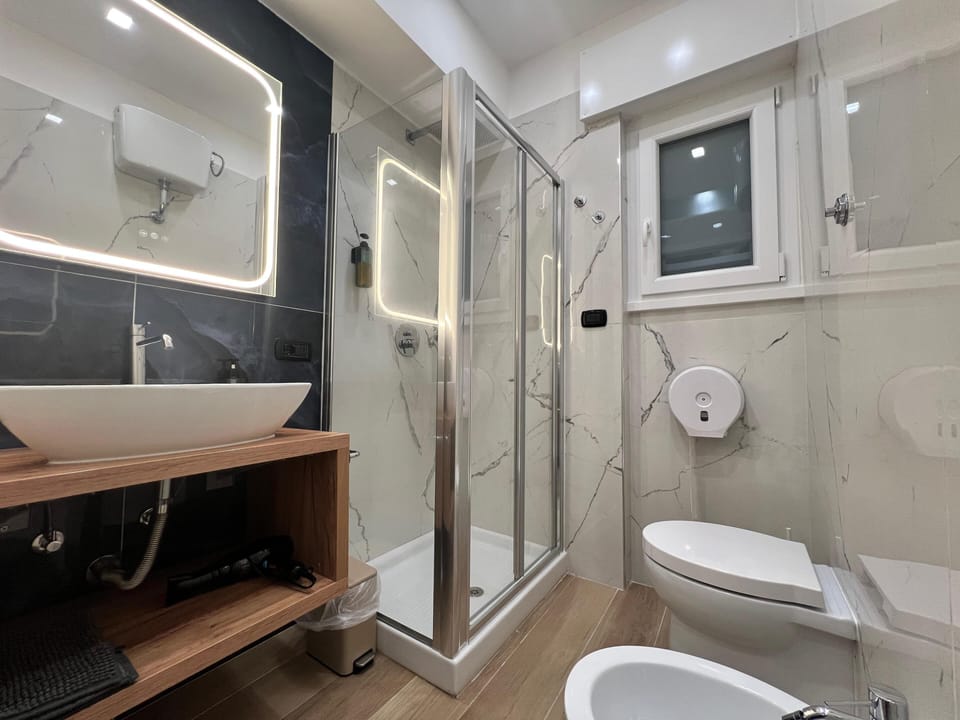 Superior Double Room | Bathroom | Shower, rainfall showerhead, free toiletries, hair dryer