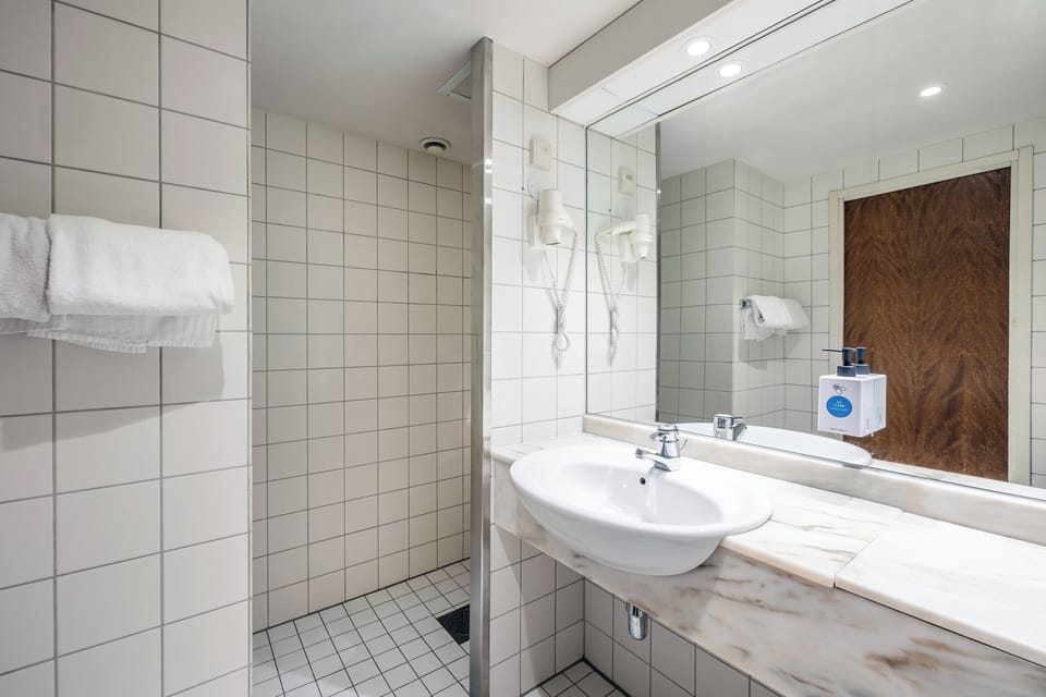 Standard Room, 2 Twin Beds, Non Smoking | Bathroom | Shower, hair dryer, heated floors, towels