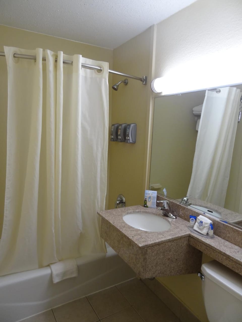Combined shower/tub, free toiletries, hair dryer, towels