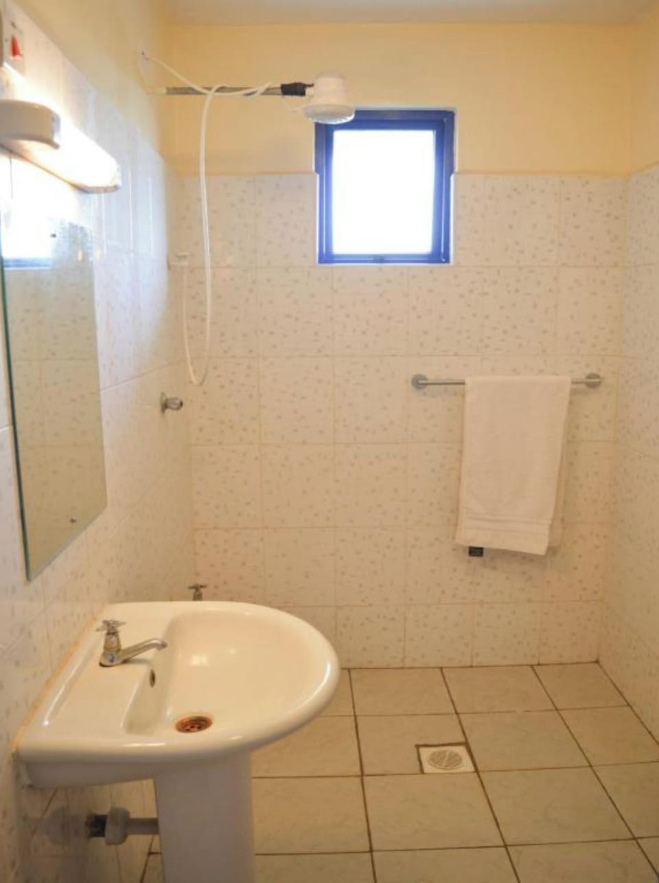 Combined shower/tub, free toiletries, towels