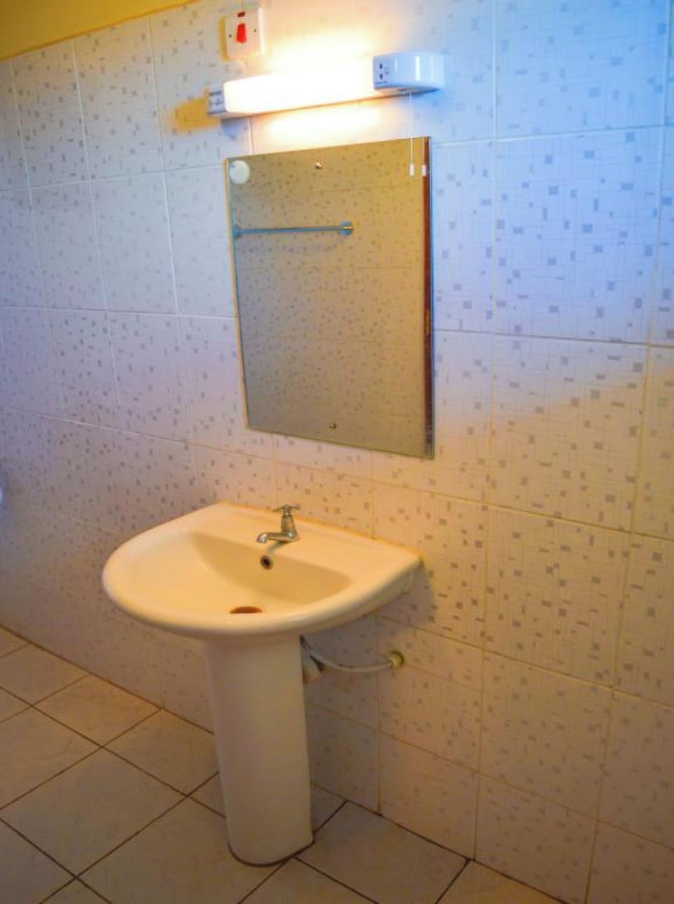Combined shower/tub, free toiletries, towels