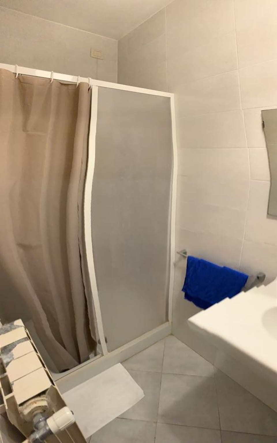 Exclusive Triple Room, Private Bathroom | Bathroom | Shower, free toiletries, hair dryer, bidet