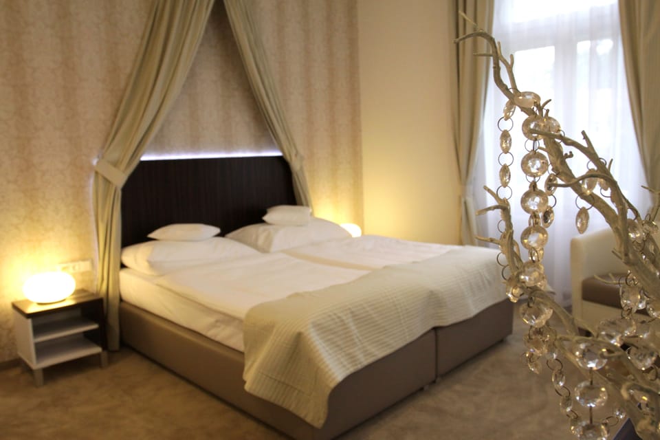Deluxe Double or Twin Room | Minibar, in-room safe, desk, blackout drapes