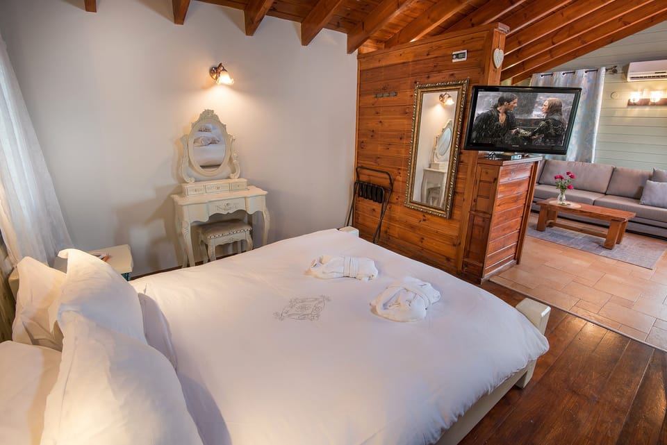 Deluxe Lake View Chalet | Desk, free cribs/infant beds, free WiFi