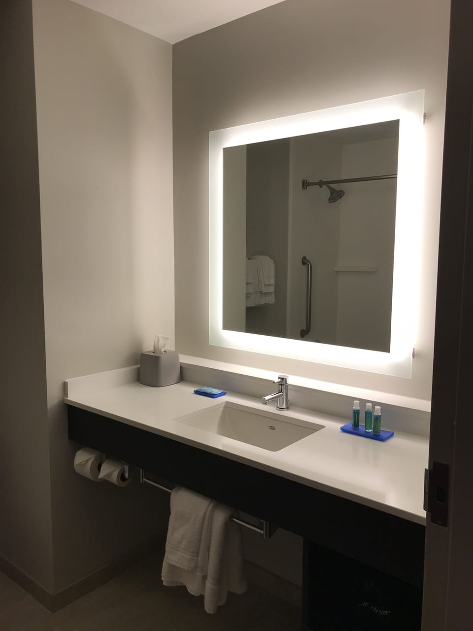 Combined shower/tub, hair dryer, towels