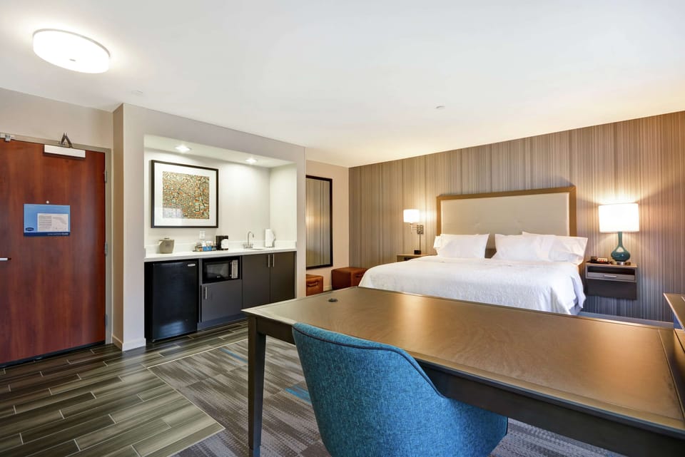 One king studio suite non smoking | Premium bedding, in-room safe, desk, blackout drapes