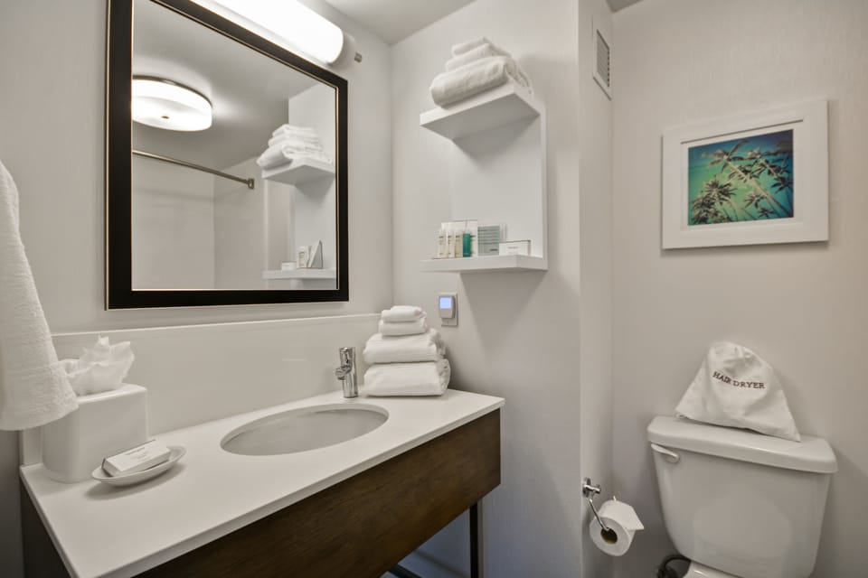 Combined shower/tub, designer toiletries, hair dryer, towels