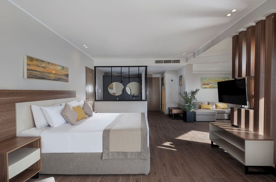 Junior Suite Sea View | Premium bedding, minibar, in-room safe, desk