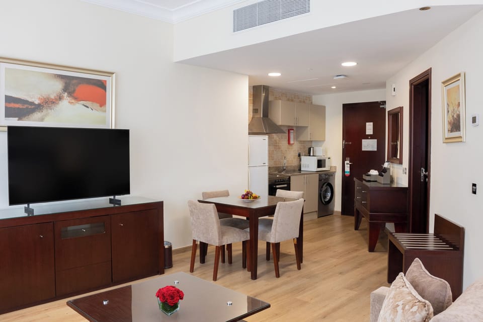 Junior Apartment (Studio) | Living area | 36-inch LED TV with satellite channels, TV, Netflix