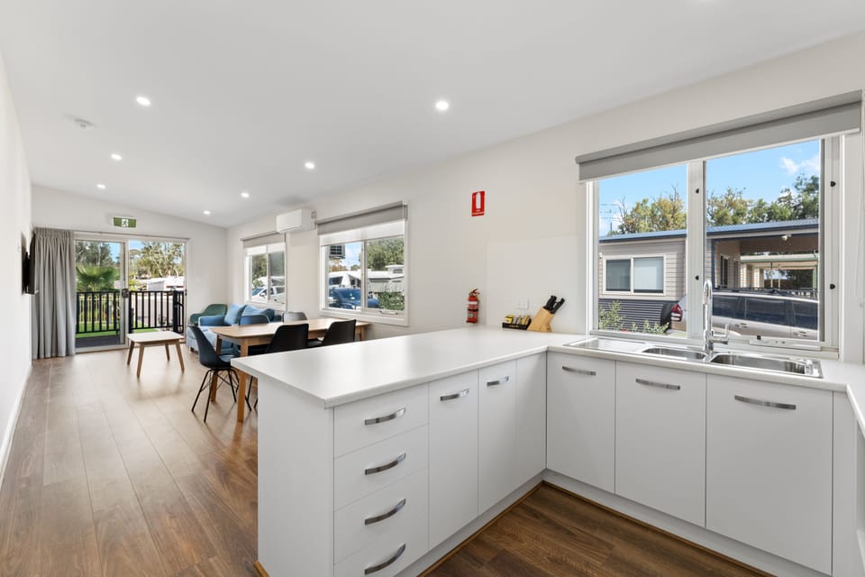 Standard Cabin | Private kitchenette | Fridge, microwave, toaster, cookware/dishes/utensils