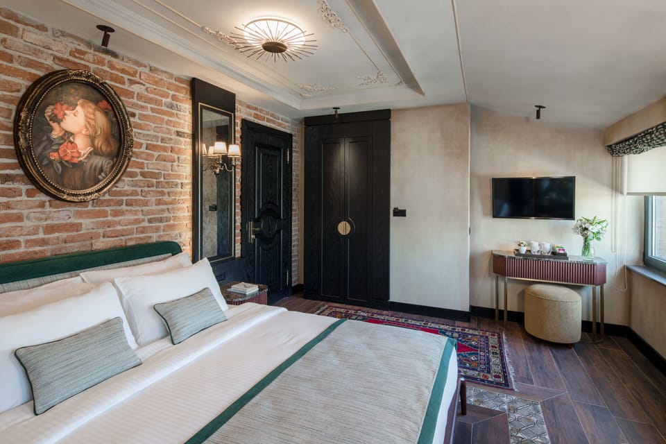 Deluxe Room with Sea View | Egyptian cotton sheets, premium bedding, memory foam beds, minibar